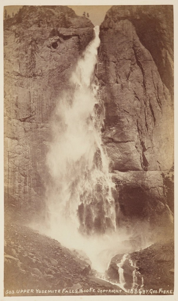 1884 yılına ait sepia tonlu antika fotoğrafta Yosemite Upper Falls şelalesi