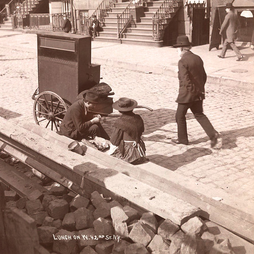 1900ler New York 42 caddede tramvay rayında öğle yemeği yiyen işçi ve kadın
