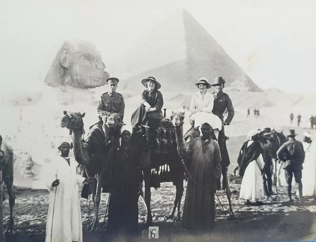 1900lerin Başından Giza Piramitleri ve Sfenks Önünde Tarihi Deve Turu Anısı