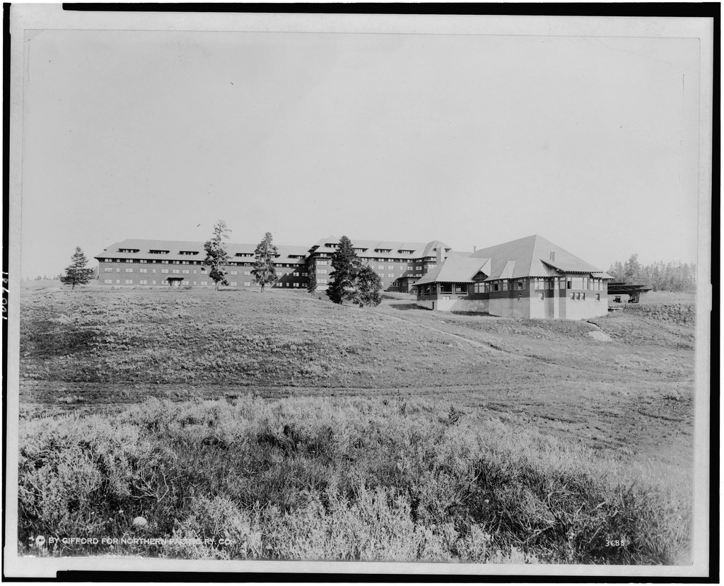 1904 Yılından Yellowstone'daki Tarihi Old Faithful Inn ve Kırsal Manzara