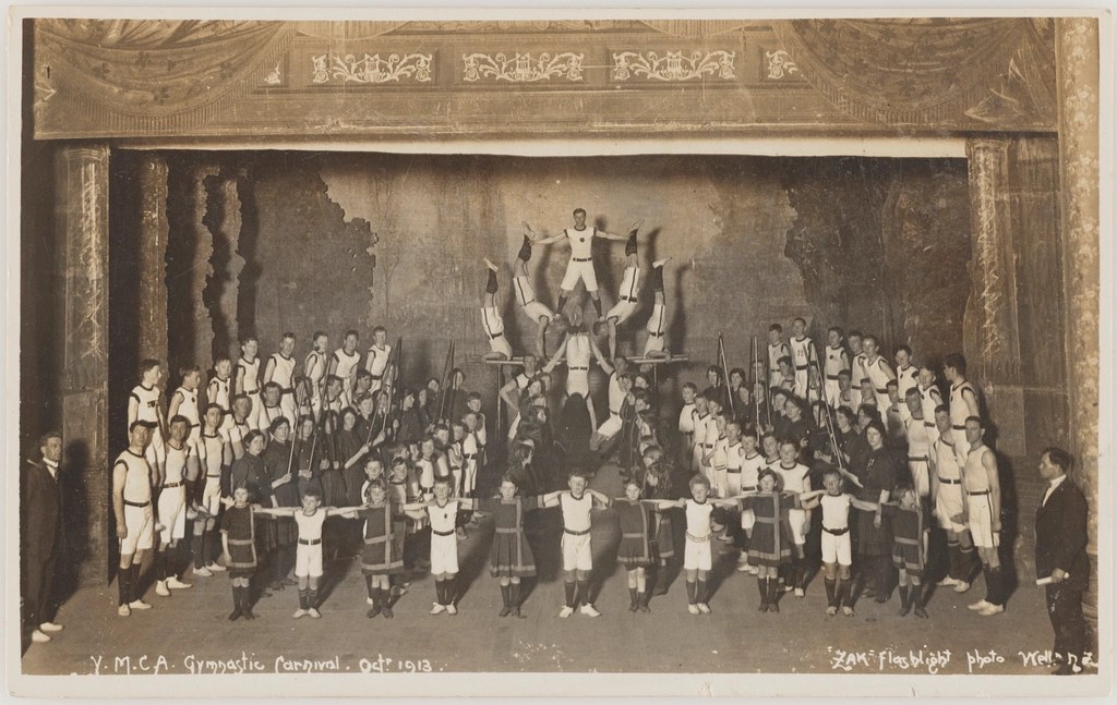 1913 Y.M.C.A. Jimnastik Karnavalı Tarihi Siyah Beyaz Sahne Gösterisi Fotoğrafı