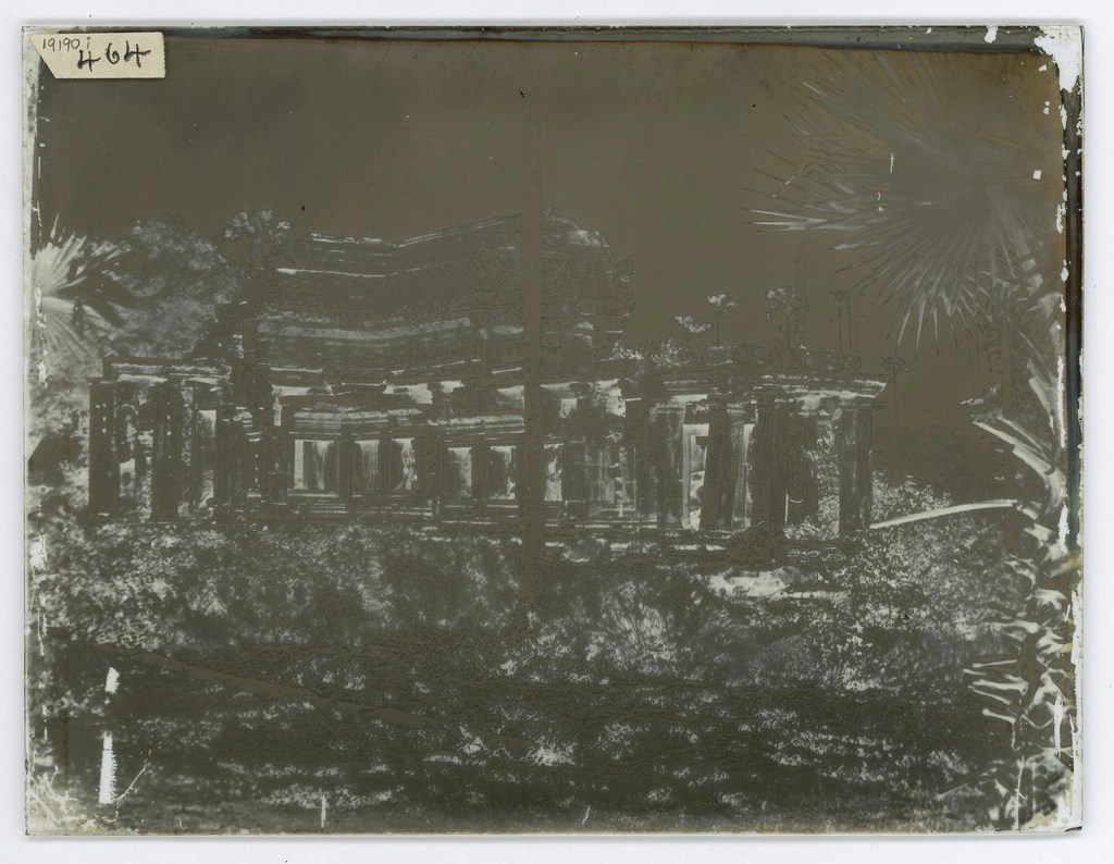 1931 yılına ait antik tapınak fotoğraf negatifi: tropik orman içindeki anıt