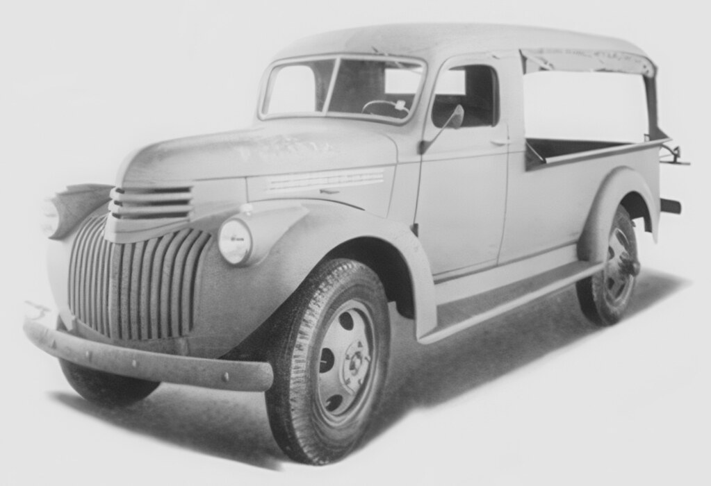 1940'ların Nostaljik Klasik Kamyoneti: Branda Kapamalı Vintage Ticari Araç