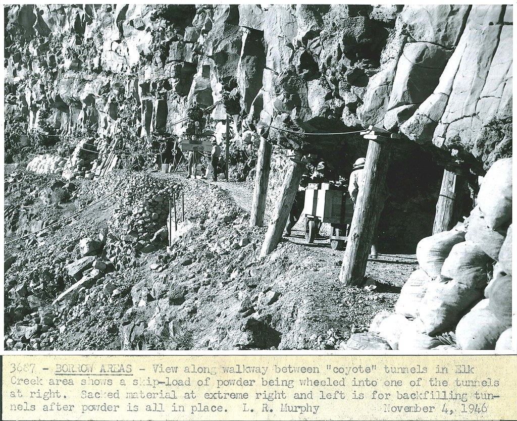 1946 Elk Creek Coyote Tünelleri Maden Sahası Siyah Beyaz Tarihsel Fotoğraf