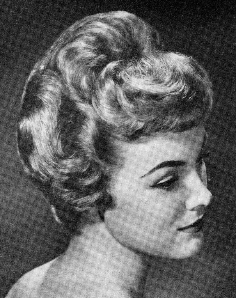 1950'ler Vintage Hollywood Updo Saç Modeli: Klasik Bukleli Topuz ve Retro Güzellik İlhamı