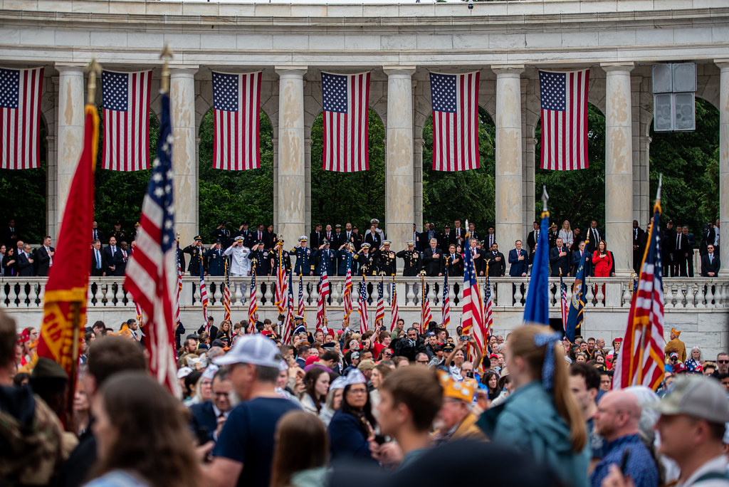 abd bayraklarıyla süslenmiş tarihi alanda resmi anma töreni ve kalabalık