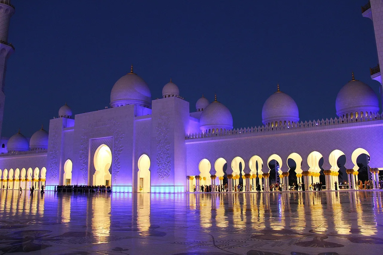 Abu Dabi Şeyh Zayed Camii akşam ışıkları - aydınlatılmış mimari