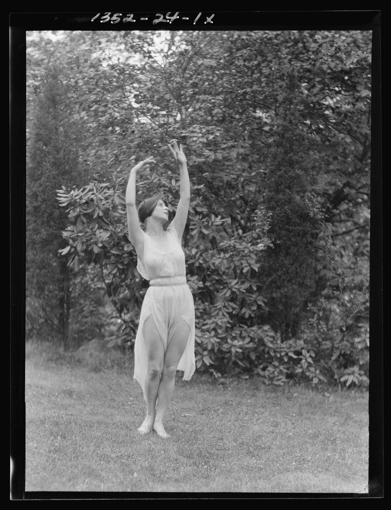 Açık havada dans eden kadın: 1920'lerden nostaljik siyah beyaz sanatsal fotoğraf