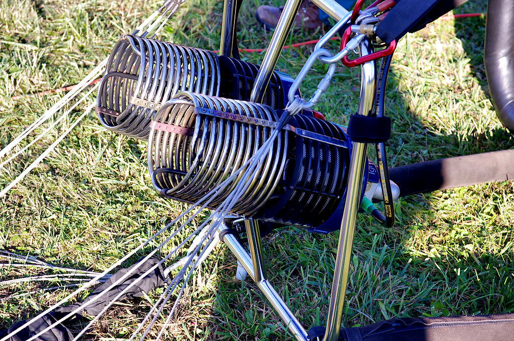 Açık havada hazırlanan paramotor motorunun detaylı ekipman fotoğrafı