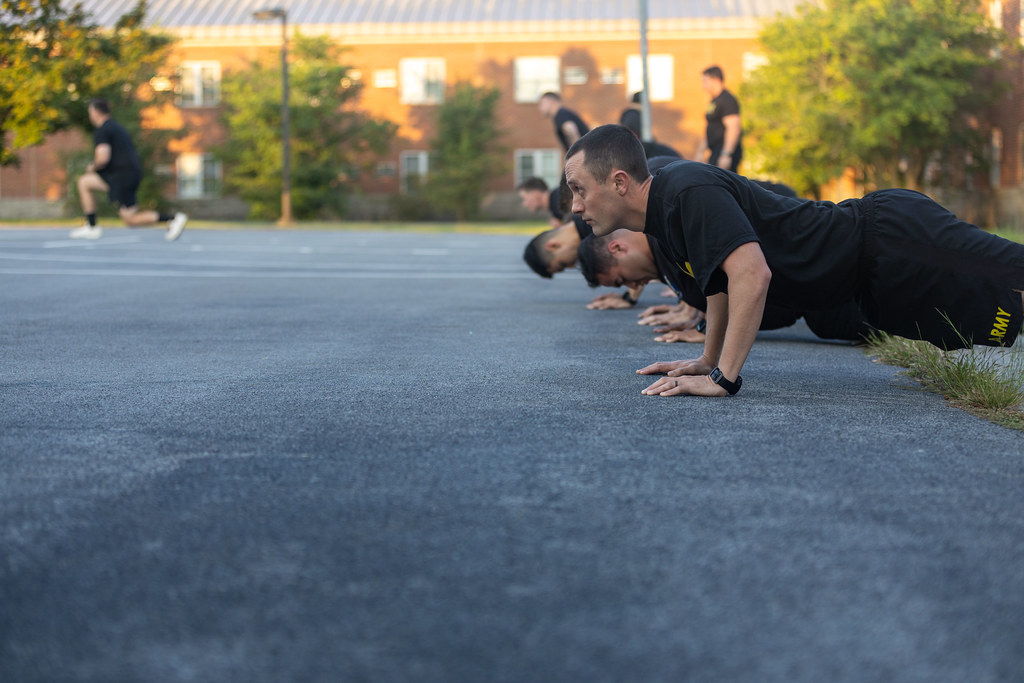 Açık havada profesyonel ekip ile disiplinli şınav antrenmanı ve fitness çalışması