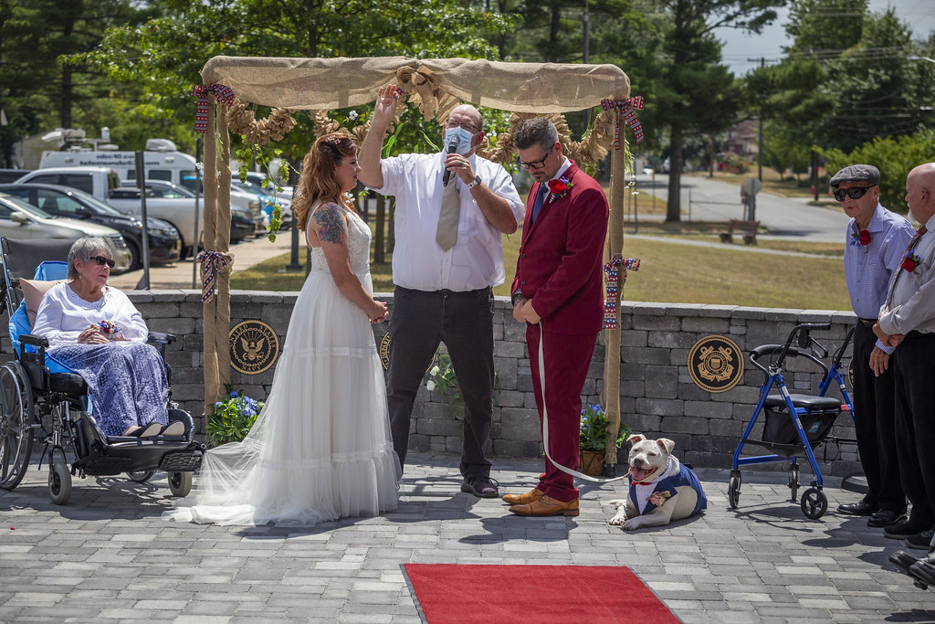 Açık Havada Samimi Düğün: Gelin, Damat, Tekerlekli Sandalyedeki Konuk ve Köpek