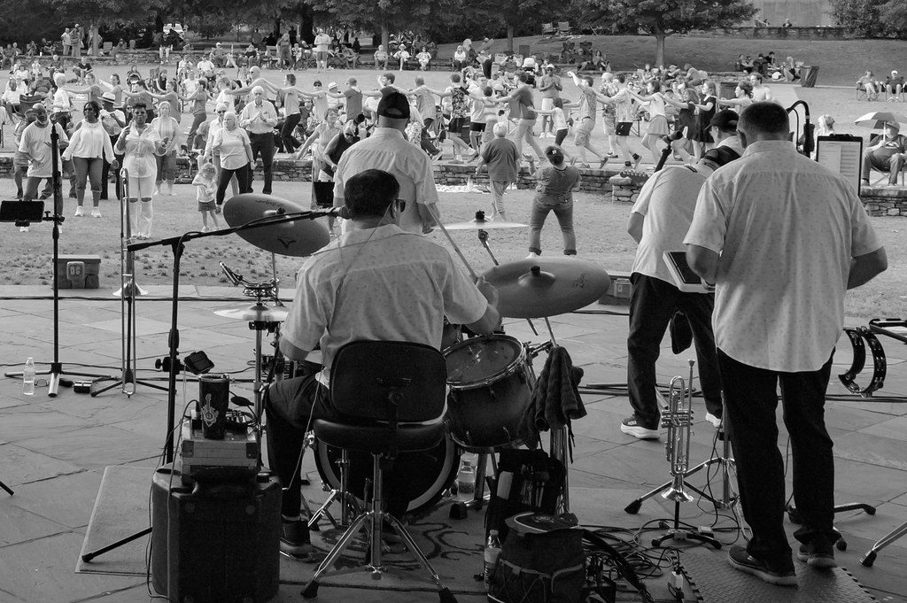Açık Havadaki Siyah Beyaz Konserde Müzik Grubu ve Dansçıların Enerjik Anları