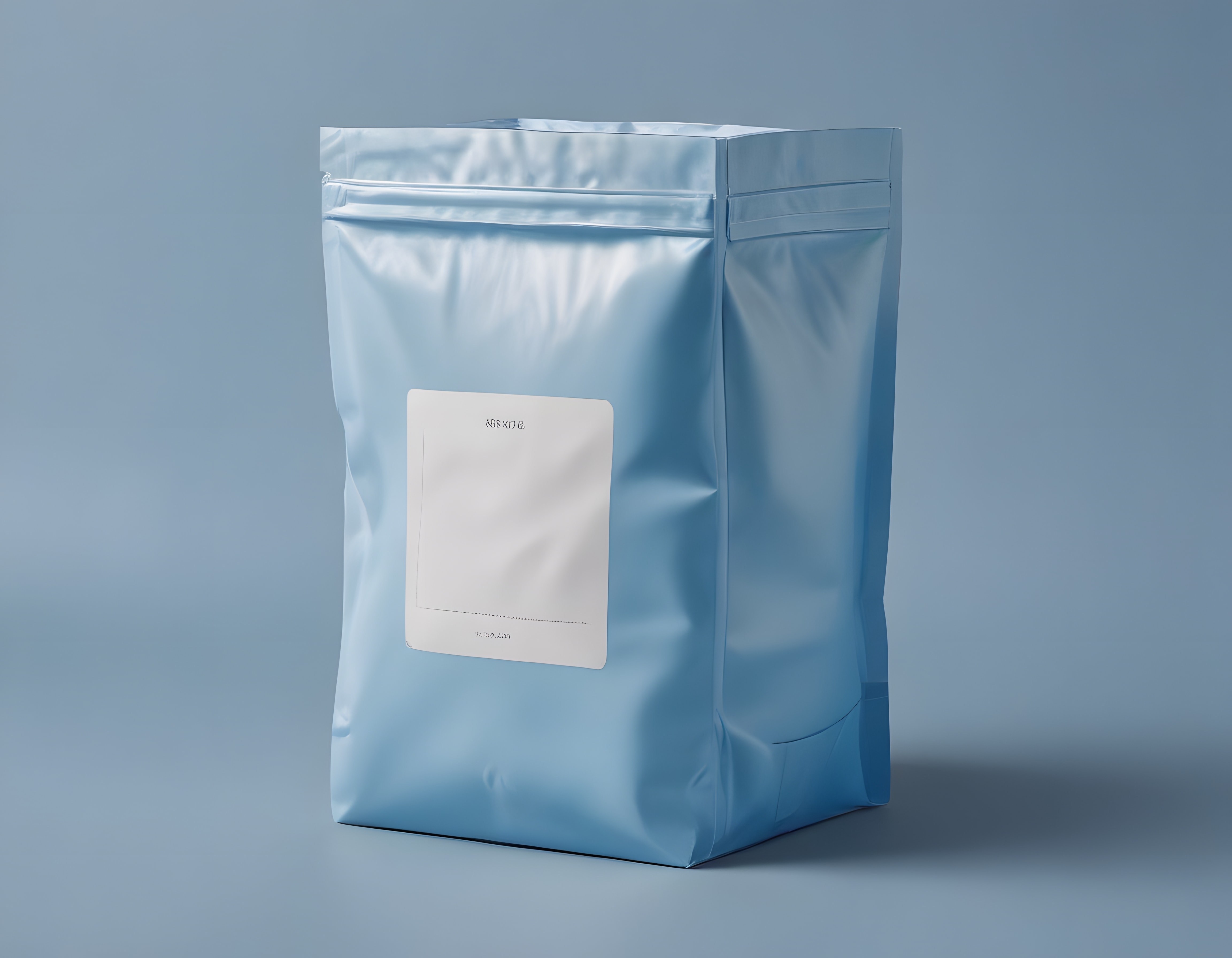 Açık Mavide Doypack Ambalaj Mockup: Minimalist Ürün Fotoğrafı Tasarımı