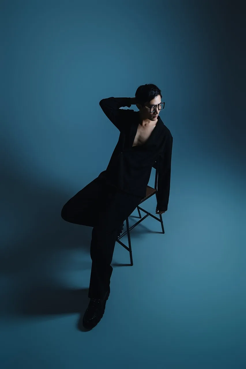 Adam moda modeli oturur şık poz