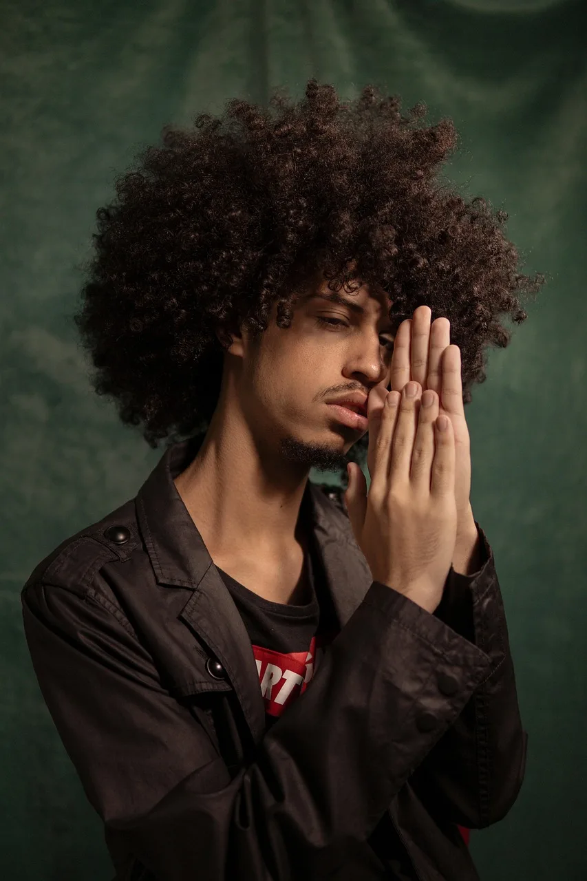 Afro erkek portresi - modern moda stili