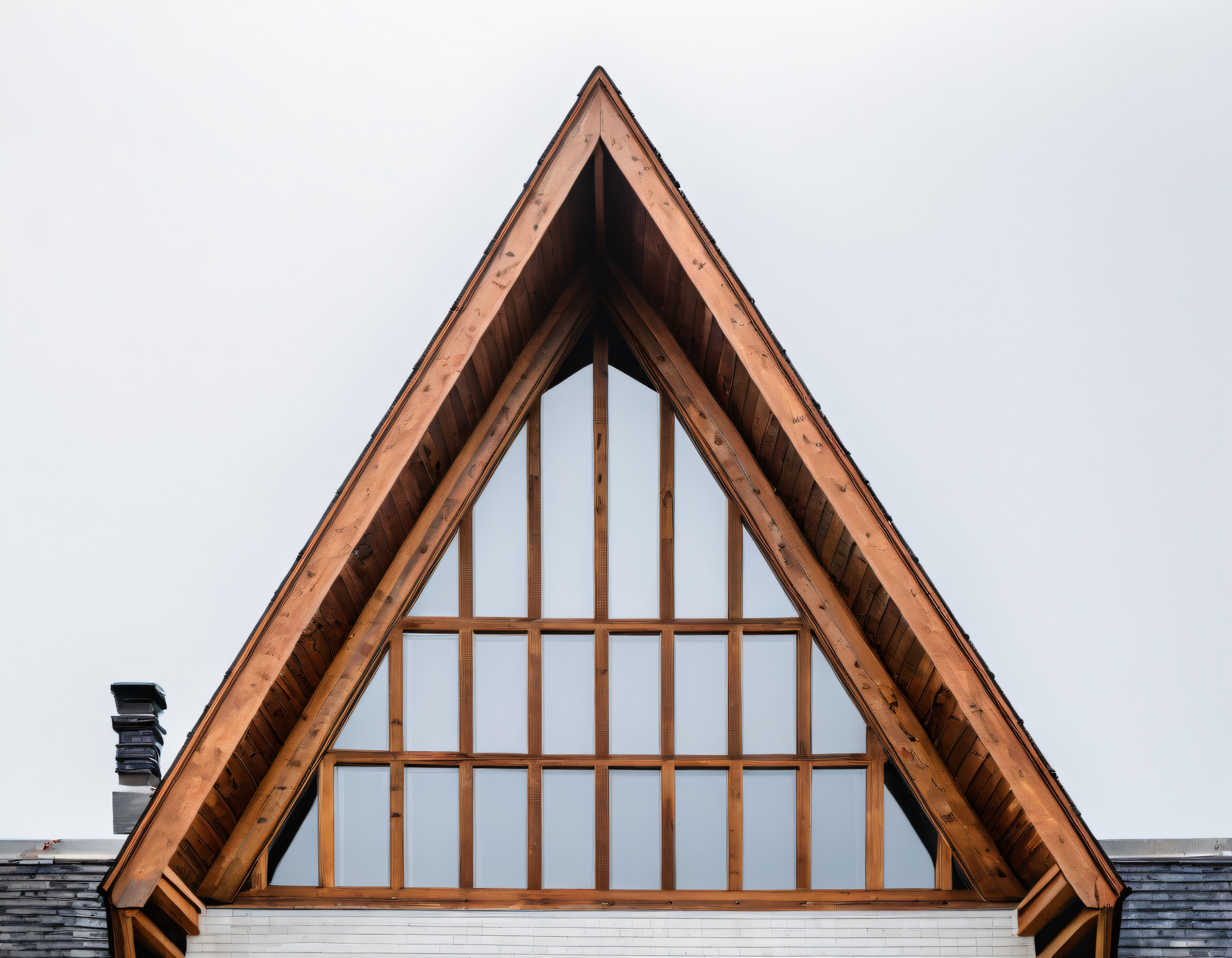Ahşap Karkaslı Üçgen Çatılı Dağ Evi Cephesi ve Büyük Cam Pencere Detayı