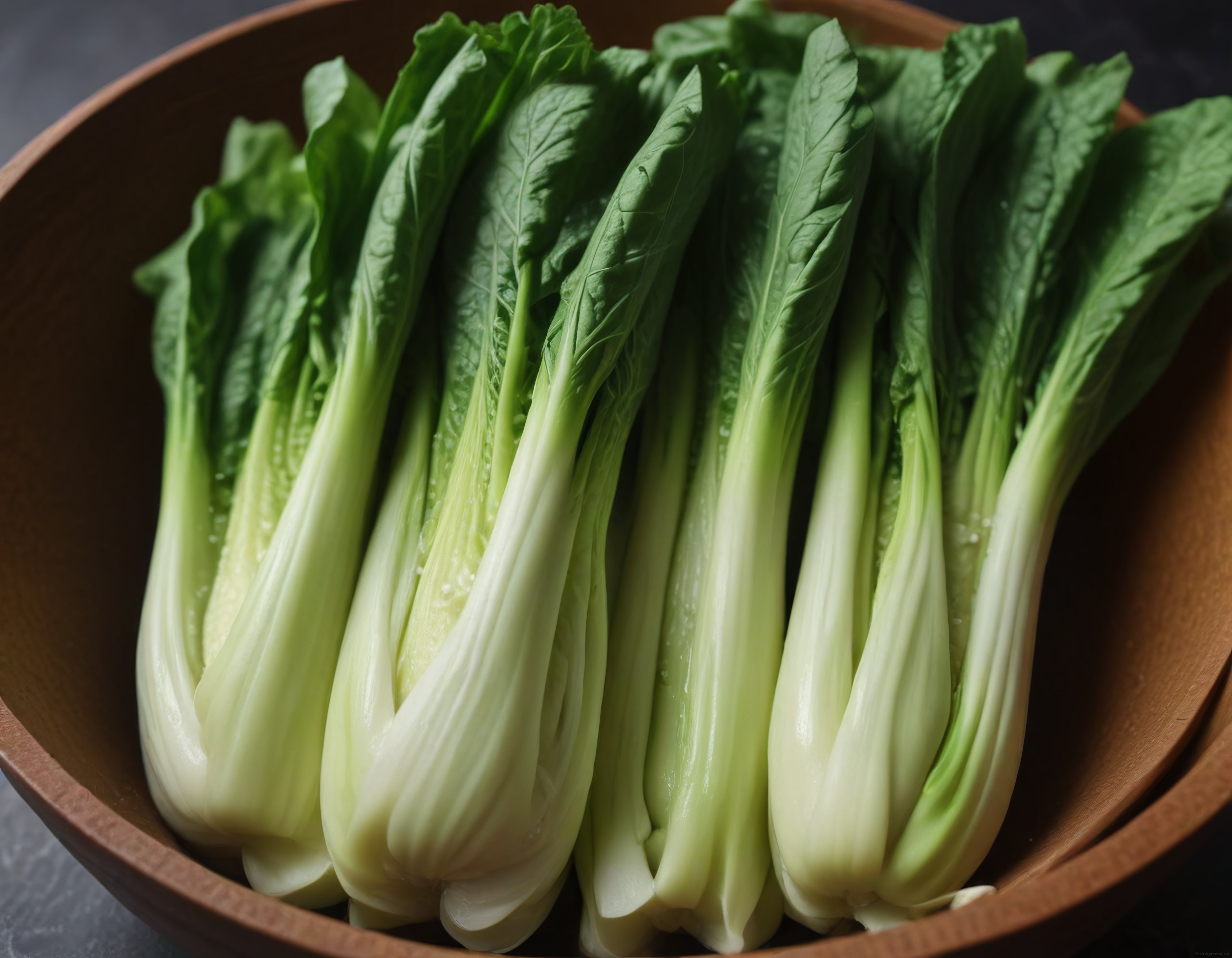Ahşap kasede taze baby bok choy demeti, organik yeşil sebzeler