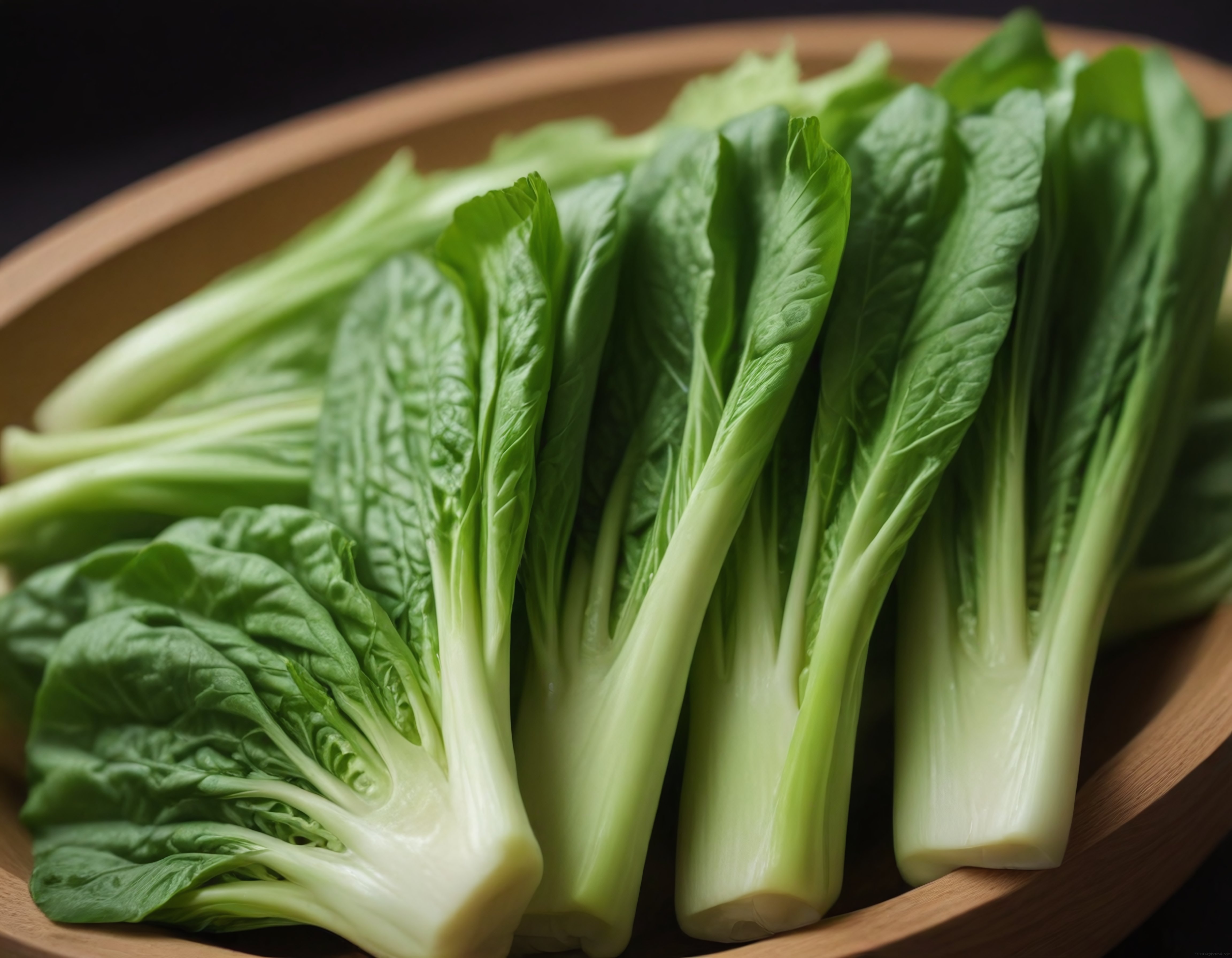 Ahşap kasede taze bok choy: Asya mutfağının sağlıklı yeşil sebzesi