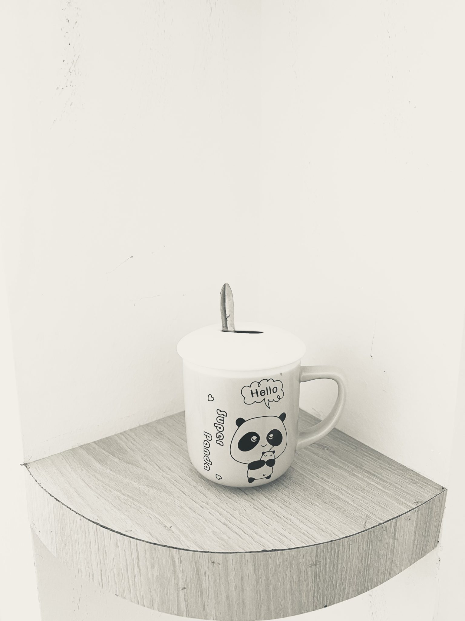 Ahşap Köşe Rafında Hello Yazılı Sevimli Panda Kupa ve Minimalist Dekor