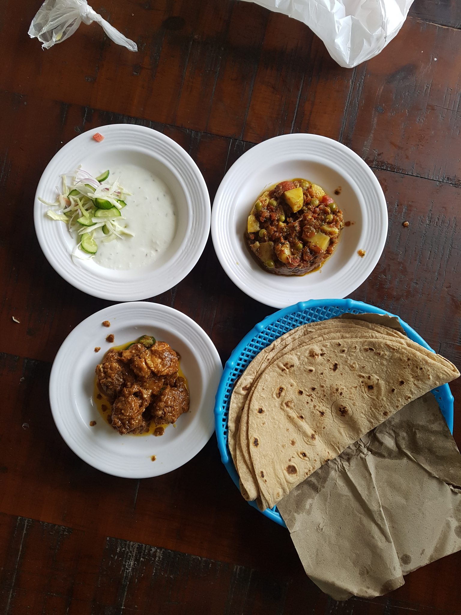 Ahşap Masada Geleneksel Güney Asya Sofrası: Köri, Chapati ve Raita