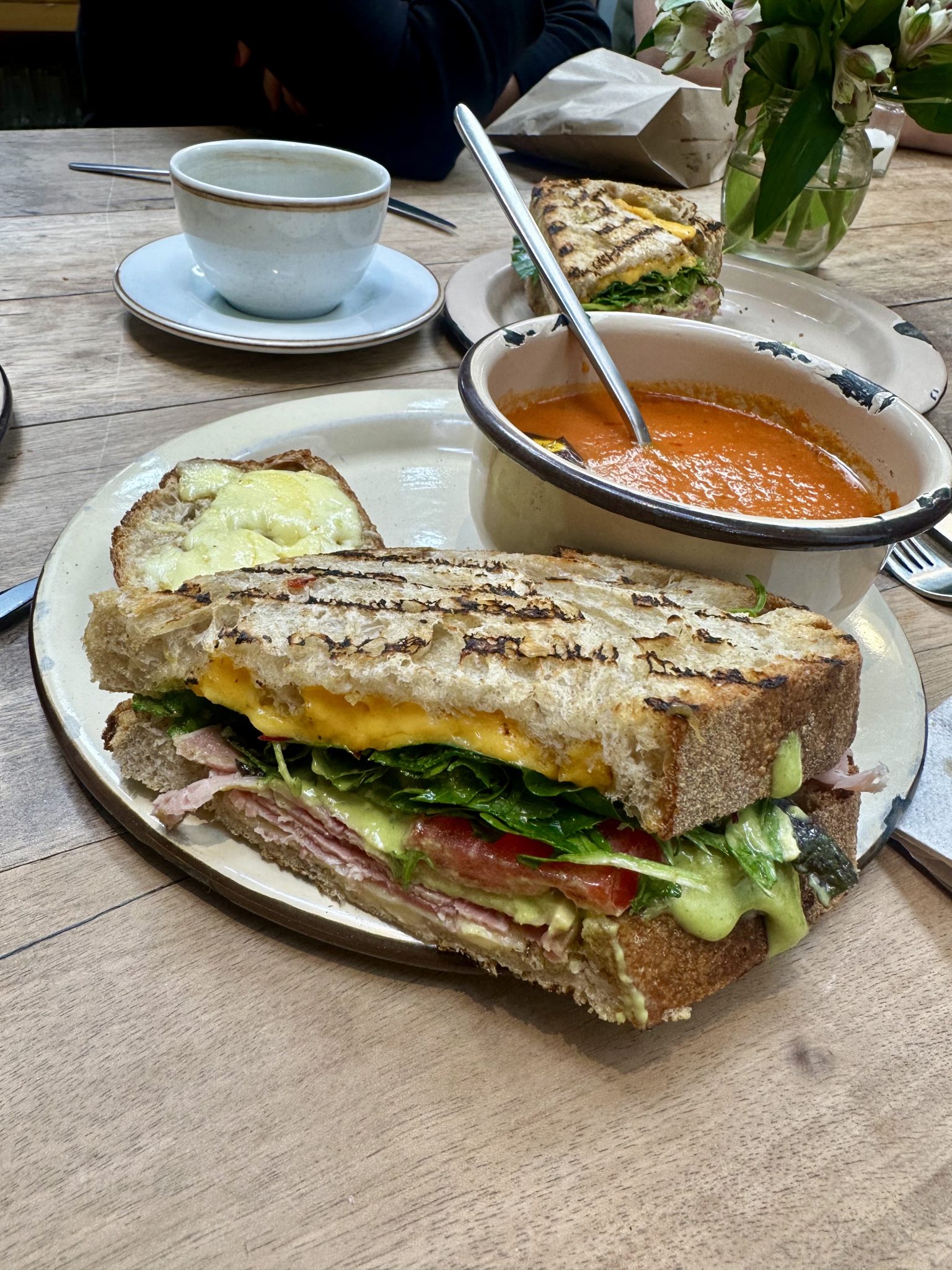 Ahşap Masada Izgara Sandviç ve Kremalı Domates Çorbası ile Kafe Keyfi