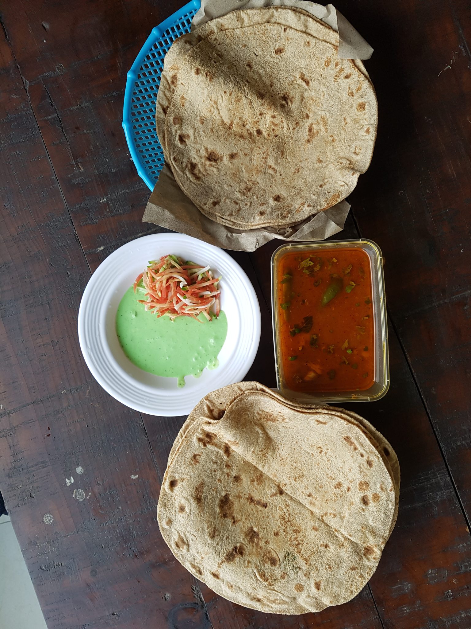 Ahşap Masada Taze Chapati, Yeşil Sos ve Baharatlı Köri Yemeği