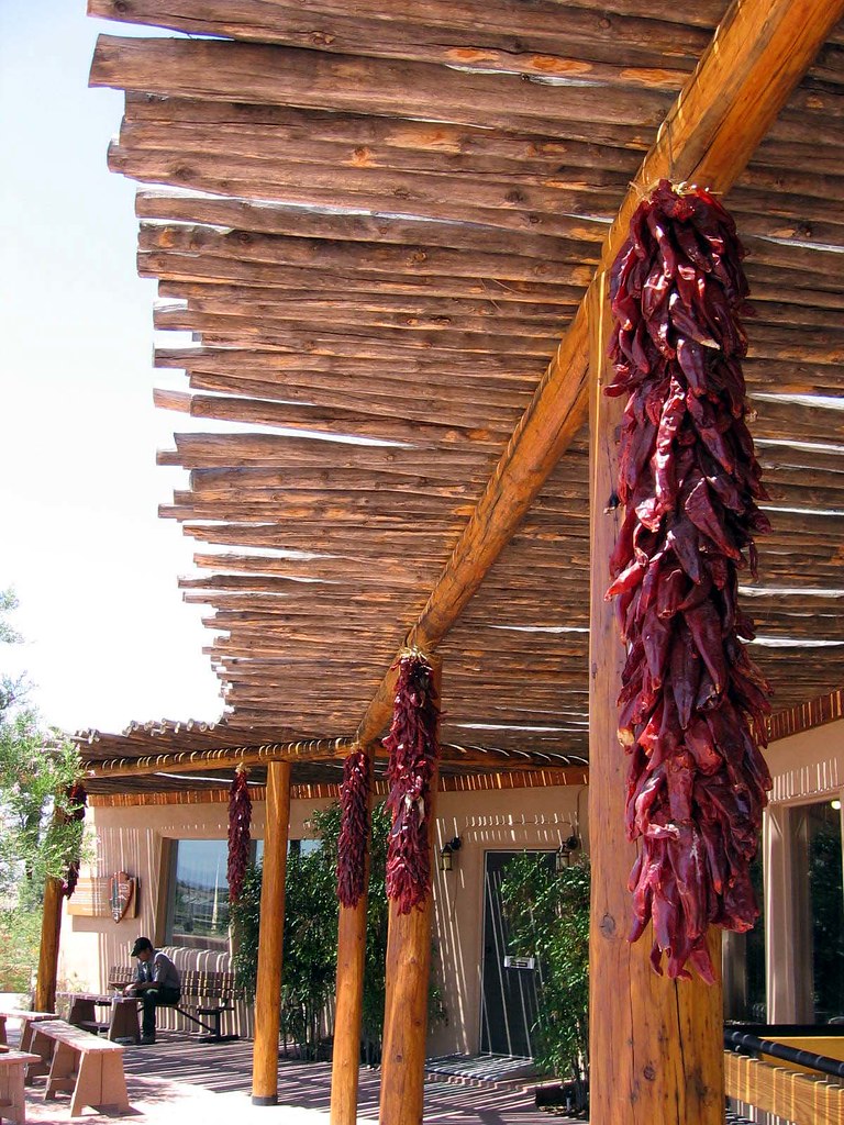 Ahşap Pergola Altında Asılı Kurutulmuş Biberler ve Rustik Bir Teras