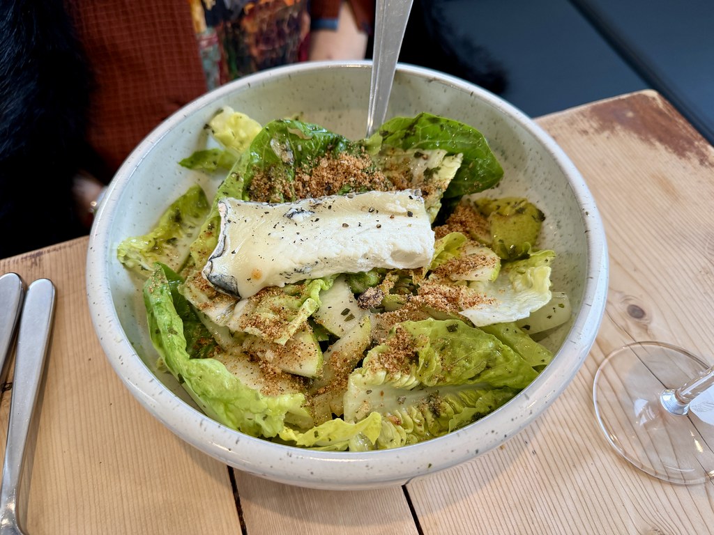 Ahşap Restoran Masasında Peynir ve Galeta Unlu Taze Yeşil Salata Sunumu