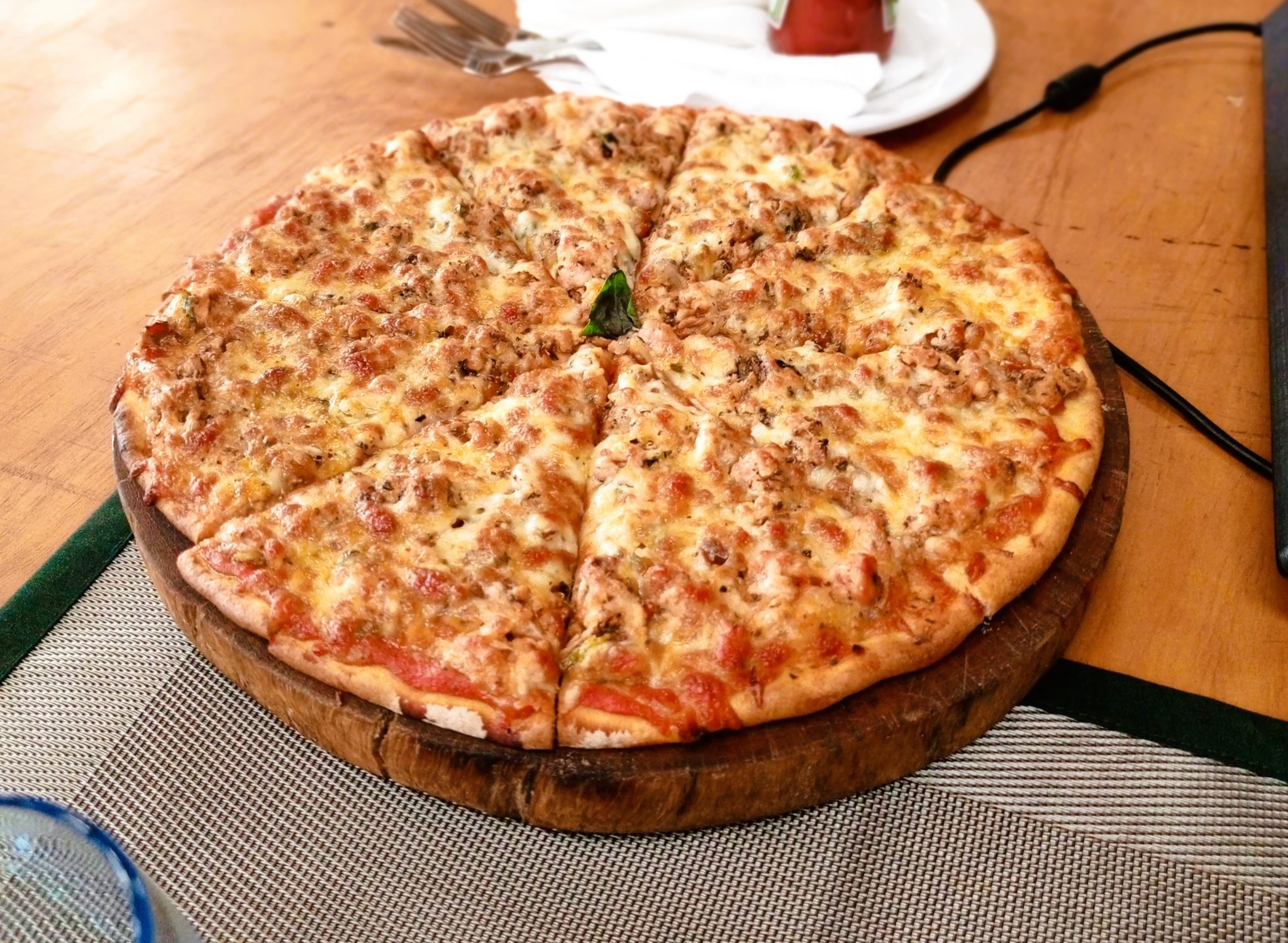 Ahşap Sunum Tahtası Üzerinde Dilimlenmiş Sıcak ve Lezzetli Ton Balıklı Pizza