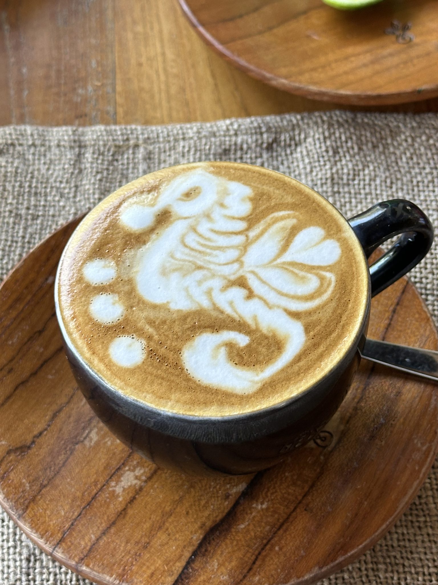 Ahşap Sunum Üzerinde Denizatı Latte Artlı Sütlü Kahve Fincanı