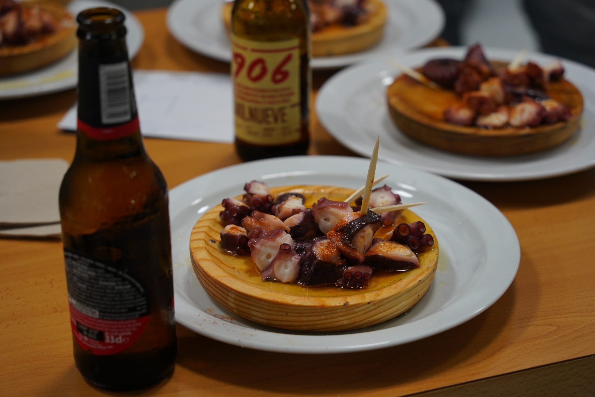 Ahşap Tabakta Ahtapot ve Bira ile Geleneksel İspanyol Masası