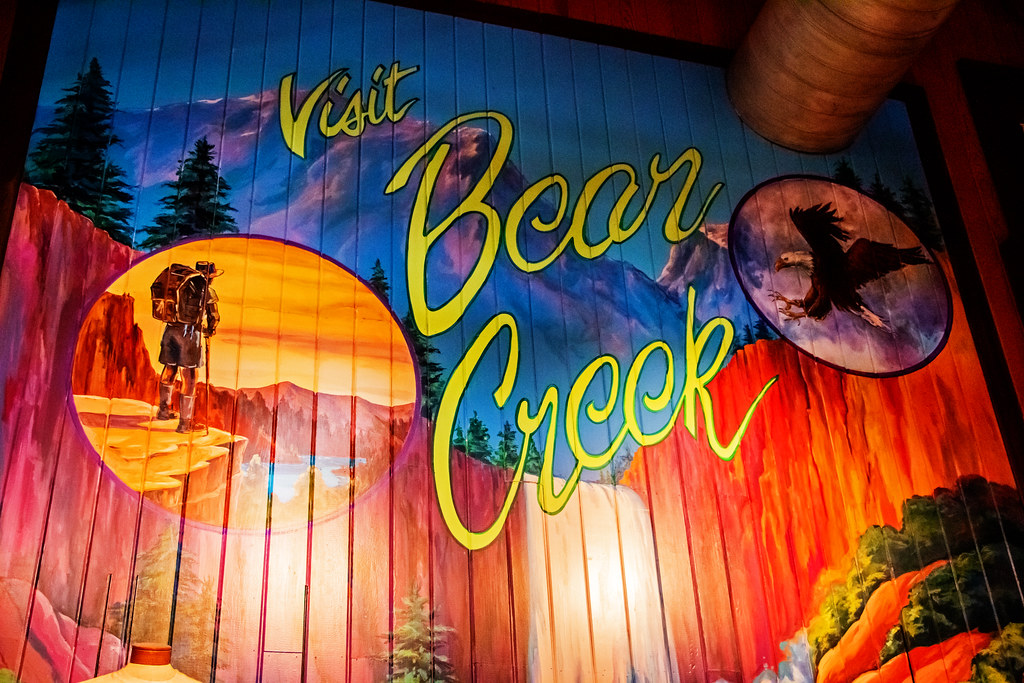 Ahşap Yüzeye İşlenmiş Visit Bear Creek Duvar Resmi Dağcı ve Kartal Motifli