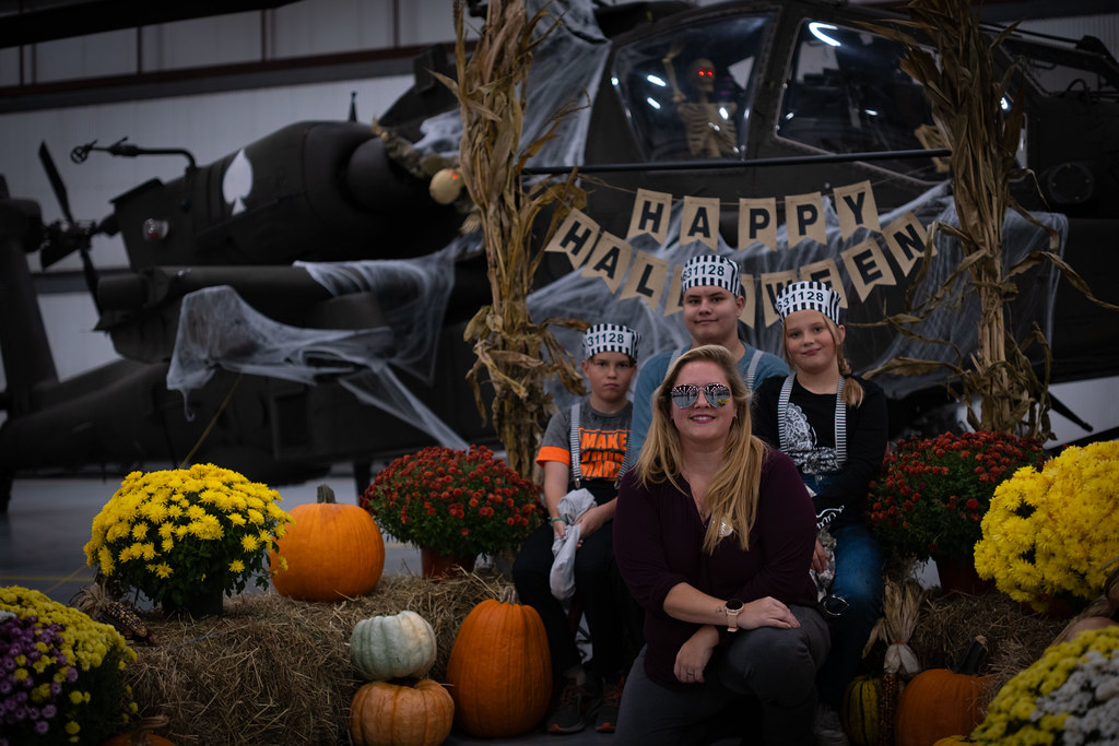 Ailece Halloween kutlaması helikopter önünde sonbahar dekorasyonu