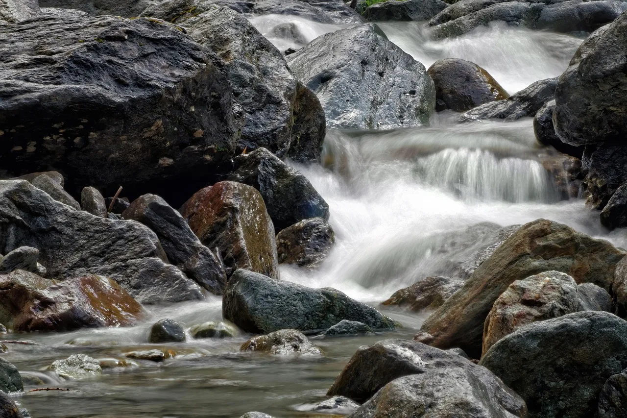 Akarsu içindeki kayalar ve doğal manzara fotoğrafı