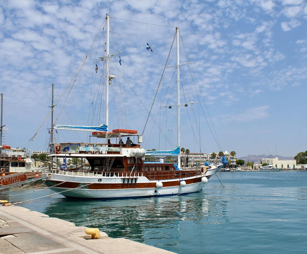 Akdeniz mavisi yat liman fotoğrafı - denizcilik teması