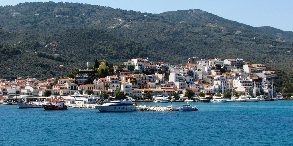 akdeniz sahil kasabası deniz manzarası yat limanı ve yeşil dağlar