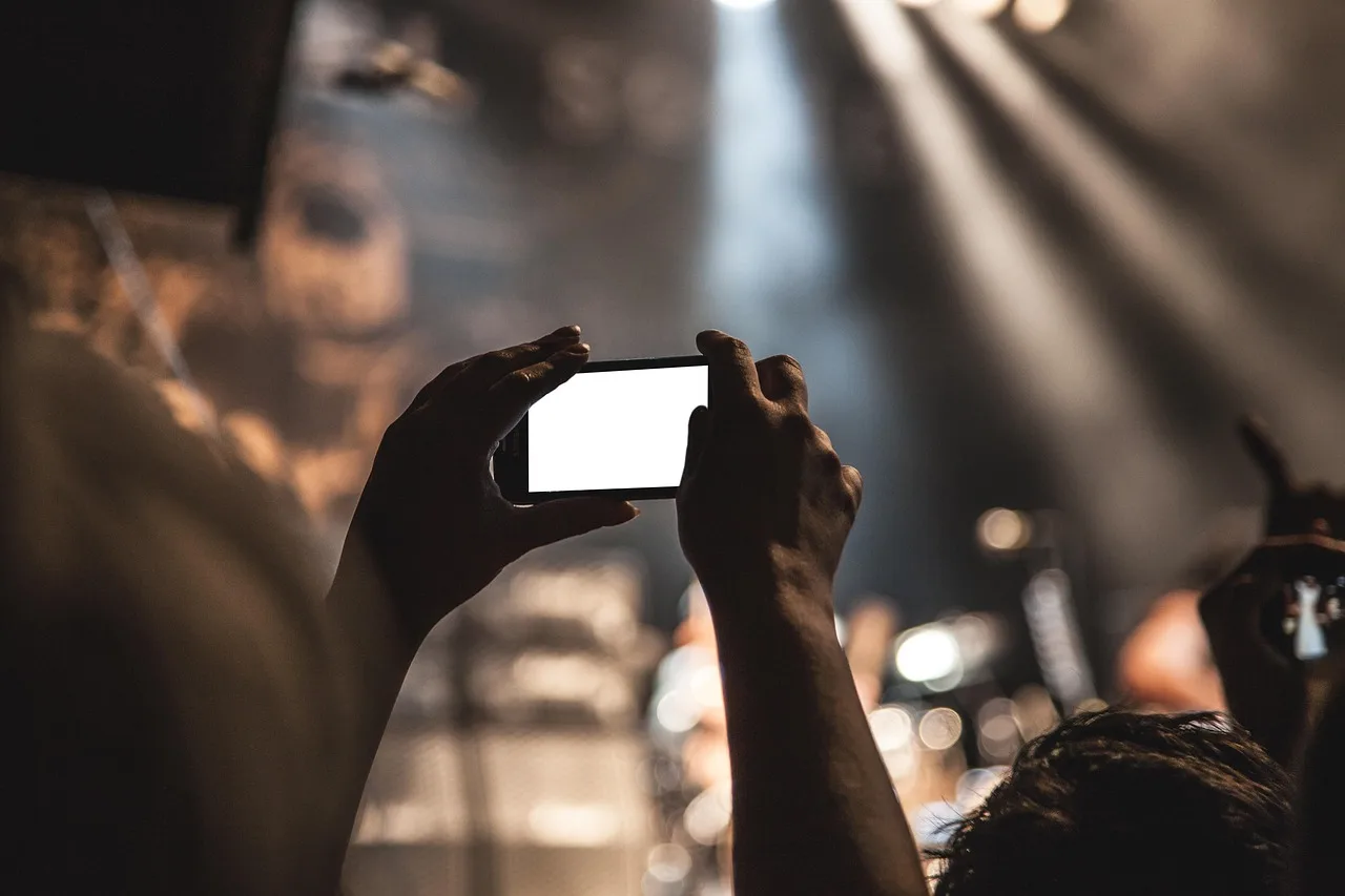 Akıllı telefon ekranında konser izleyen kalabalık