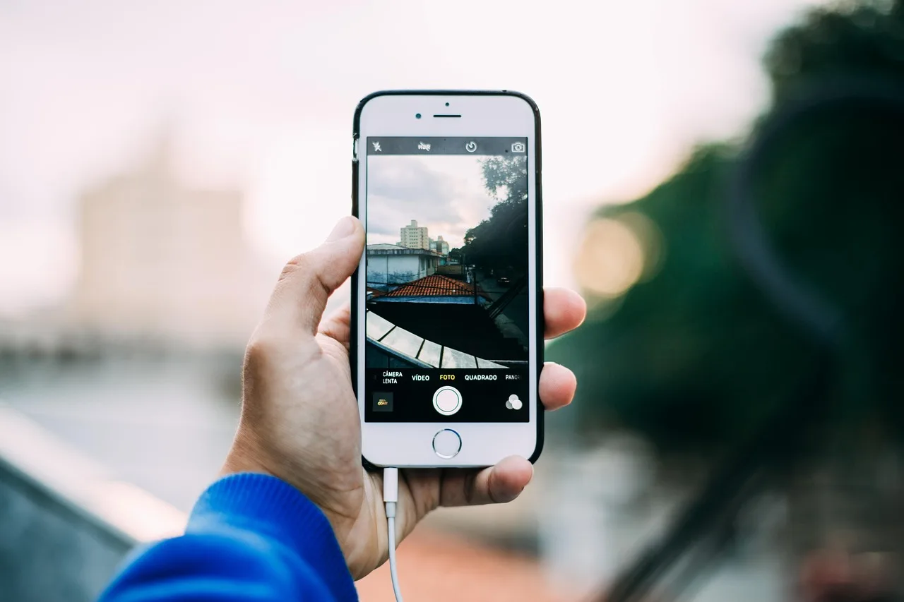 Akıllı telefon fotoğrafçılığı elden tutuşlu kare