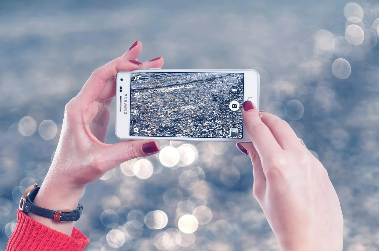 Akıllı telefon fotoğrafçılığı - genç kadının portresi Akıllı telefon fotoğrafçılığı - genç kadının portresi