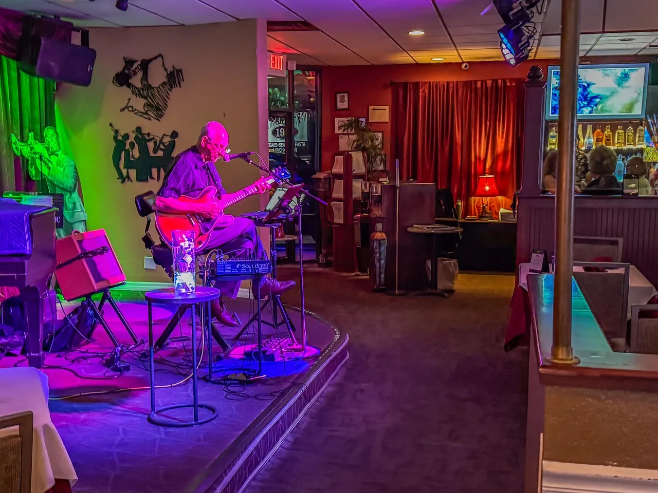 Akustik gitar sahnesi - neon ışıklı bar
