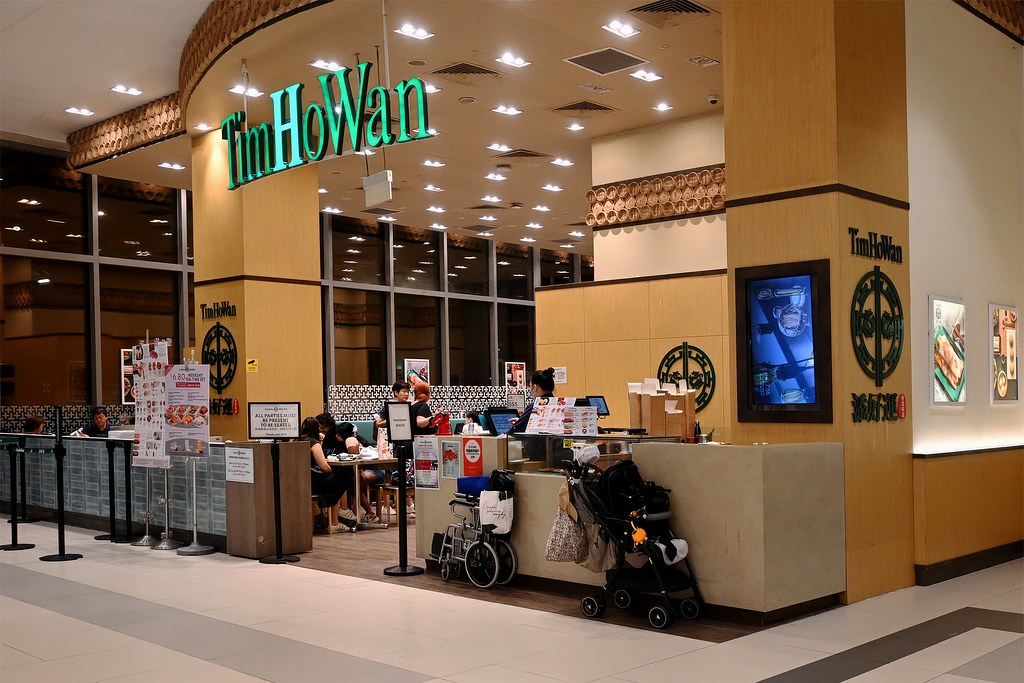 Alışveriş Merkezi İçindeki Tim Ho Wan Restoranının Modern Girişi ve İç Tasarımı