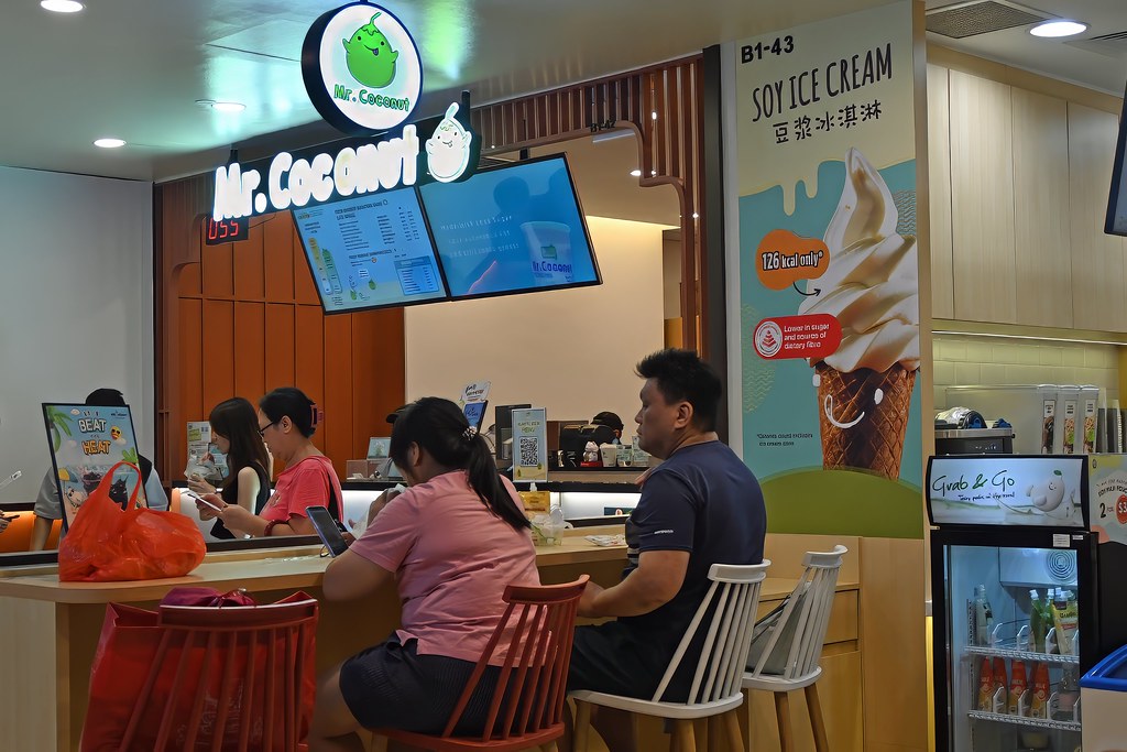 Alışveriş merkezindeki Mr. Coconut dondurma dükkanında oturan müşteriler