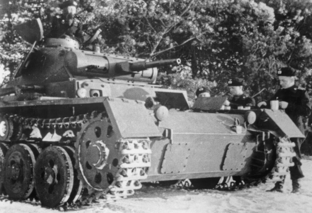 Alman Panzer Tankı ve Askerlerin II. Dünya Savaşı Siyah Beyaz Arşiv Görseli