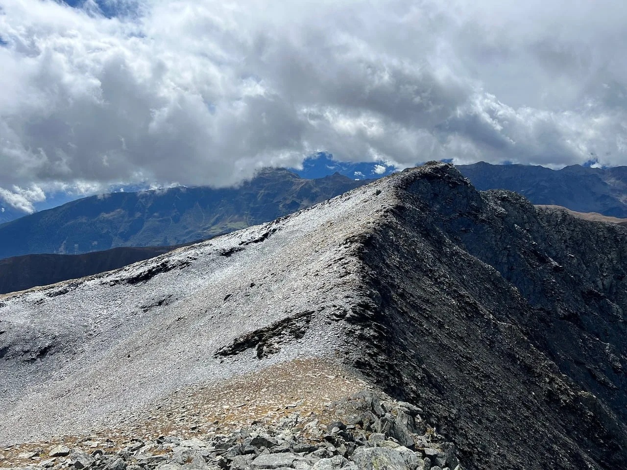 Alp yürüyüşü panoramik dağ manzarası