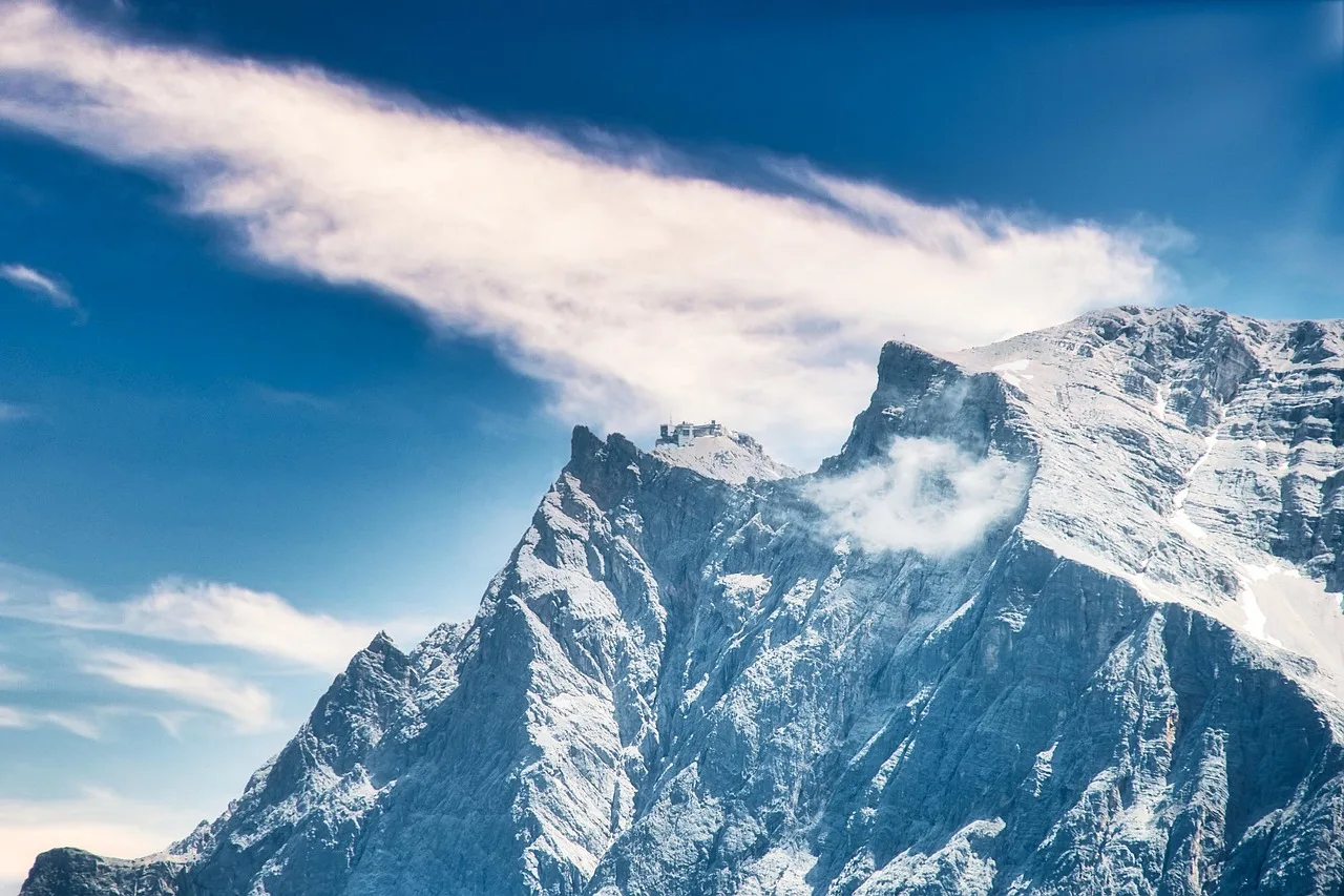 Alpler'de Zugspitze zirvesi bulutlu manzara