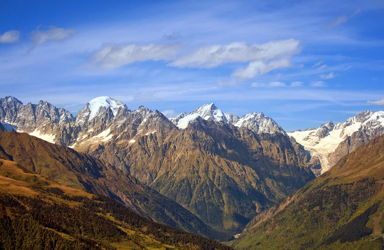 Alpler'in kış-arkasında panoramik dağ manzarası Alpler'in kış-arkasında panoramik dağ manzarası