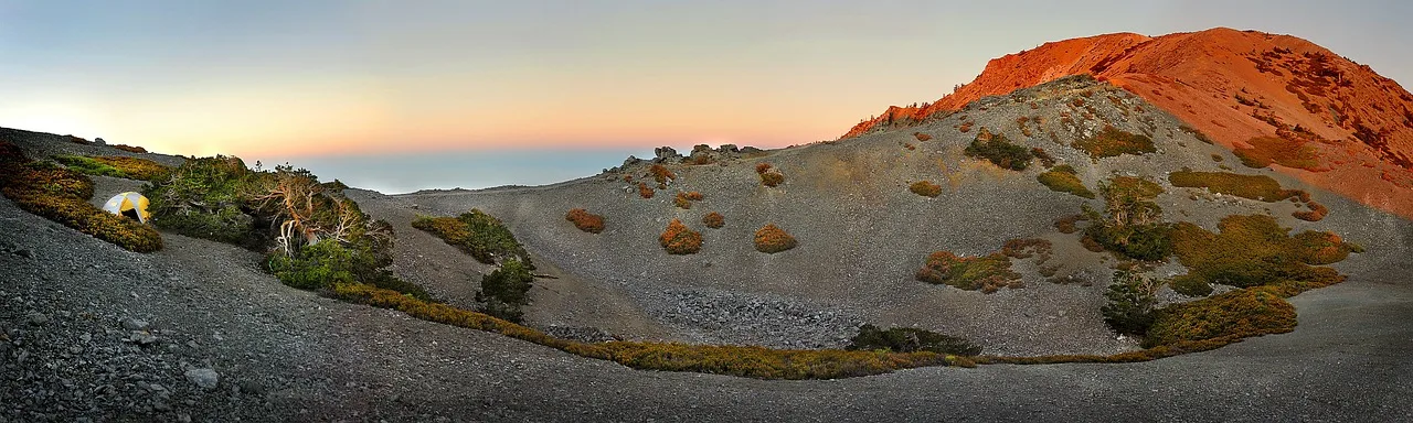 Alplerde günbatımı kamp sahnesi - dağlık doğa