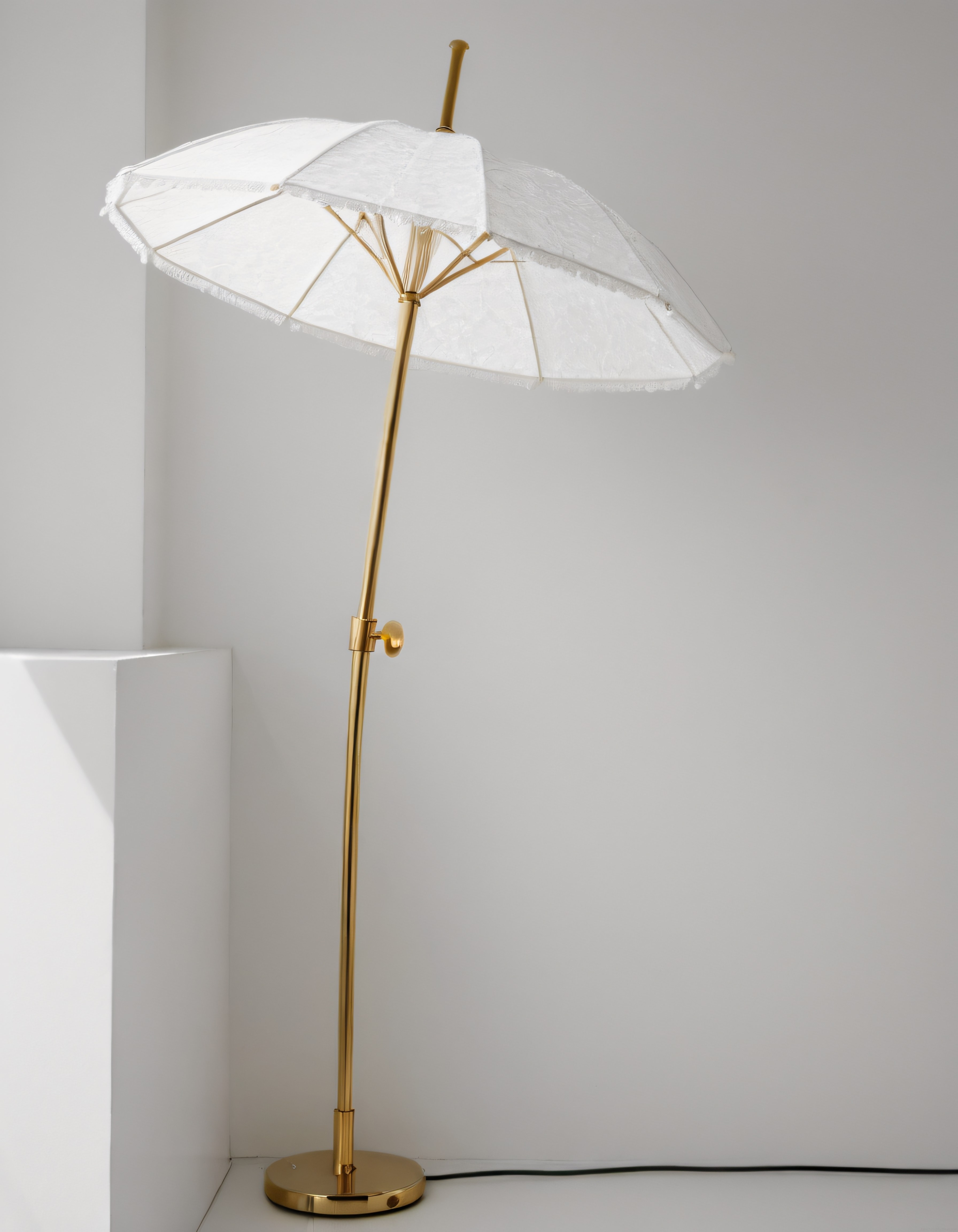 Altın Ayaklı Şemsiye Formlu Minimalist Lambader ile Modern Köşe Dekorasyonu