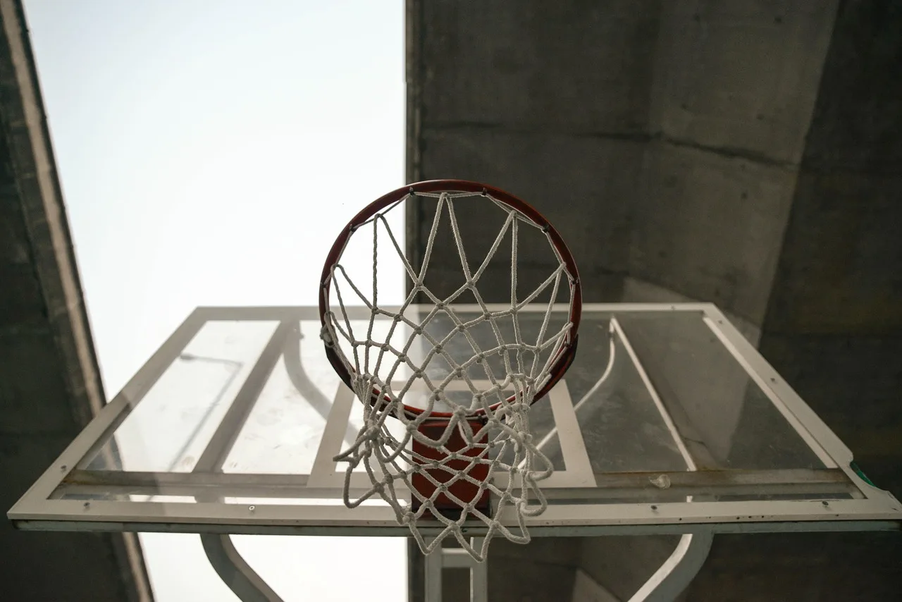 Altın basketbol potası - spor sahası fotoğrafı