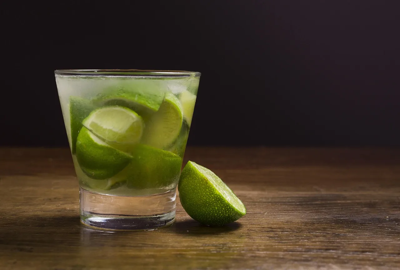 Altın renkli caipirinha kokteyli - ferahlatıcı yaz içeceği